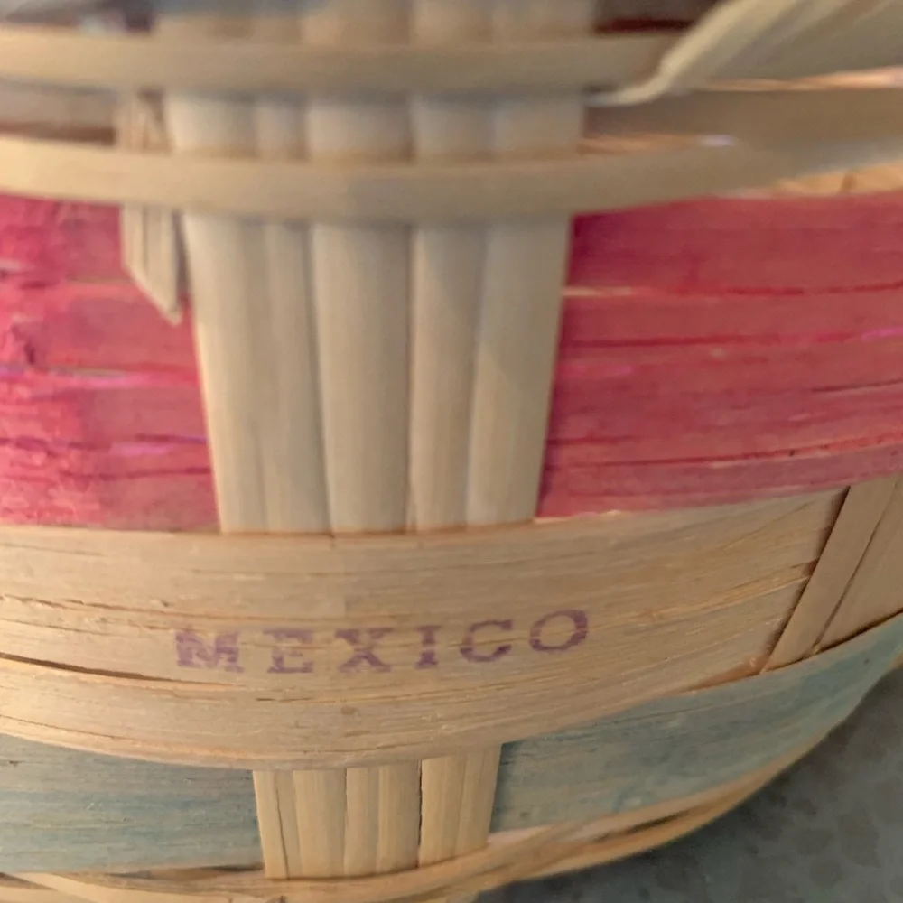 Easter Basket VINTAGE condition 1950’s Large, HAND WOVEN MEXICAN WICKER, clean. - Picture 2 of 10